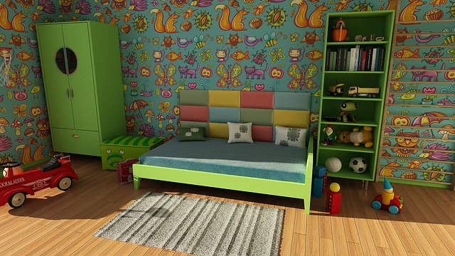 chambre enfant sol stratifié et tapisserie à motifs colorés